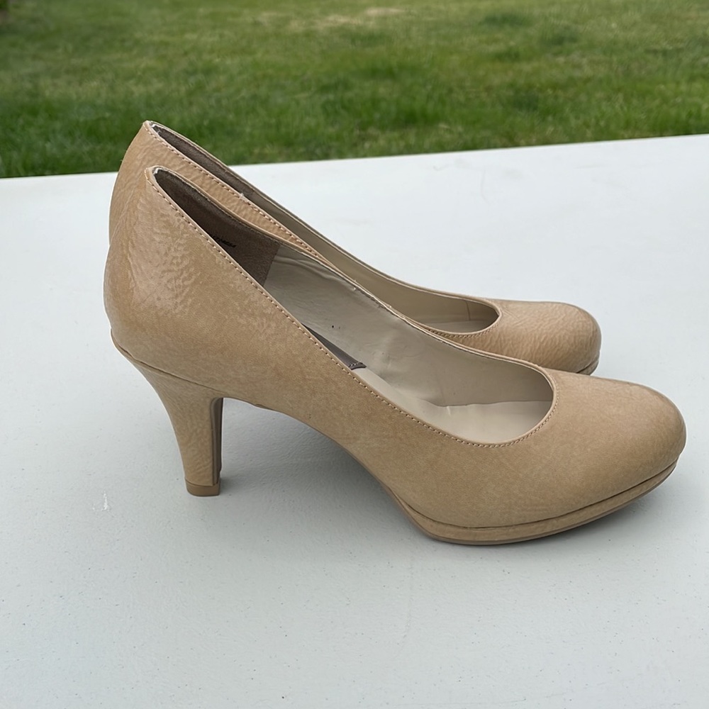 Pumps - Picture 2 of 4
